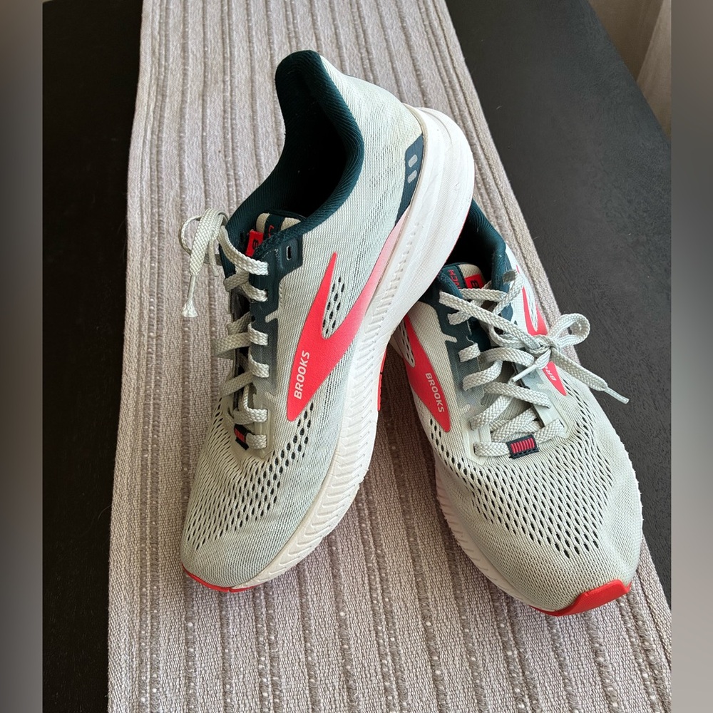 Brooks Women's Athletic Shoes - Launch 8